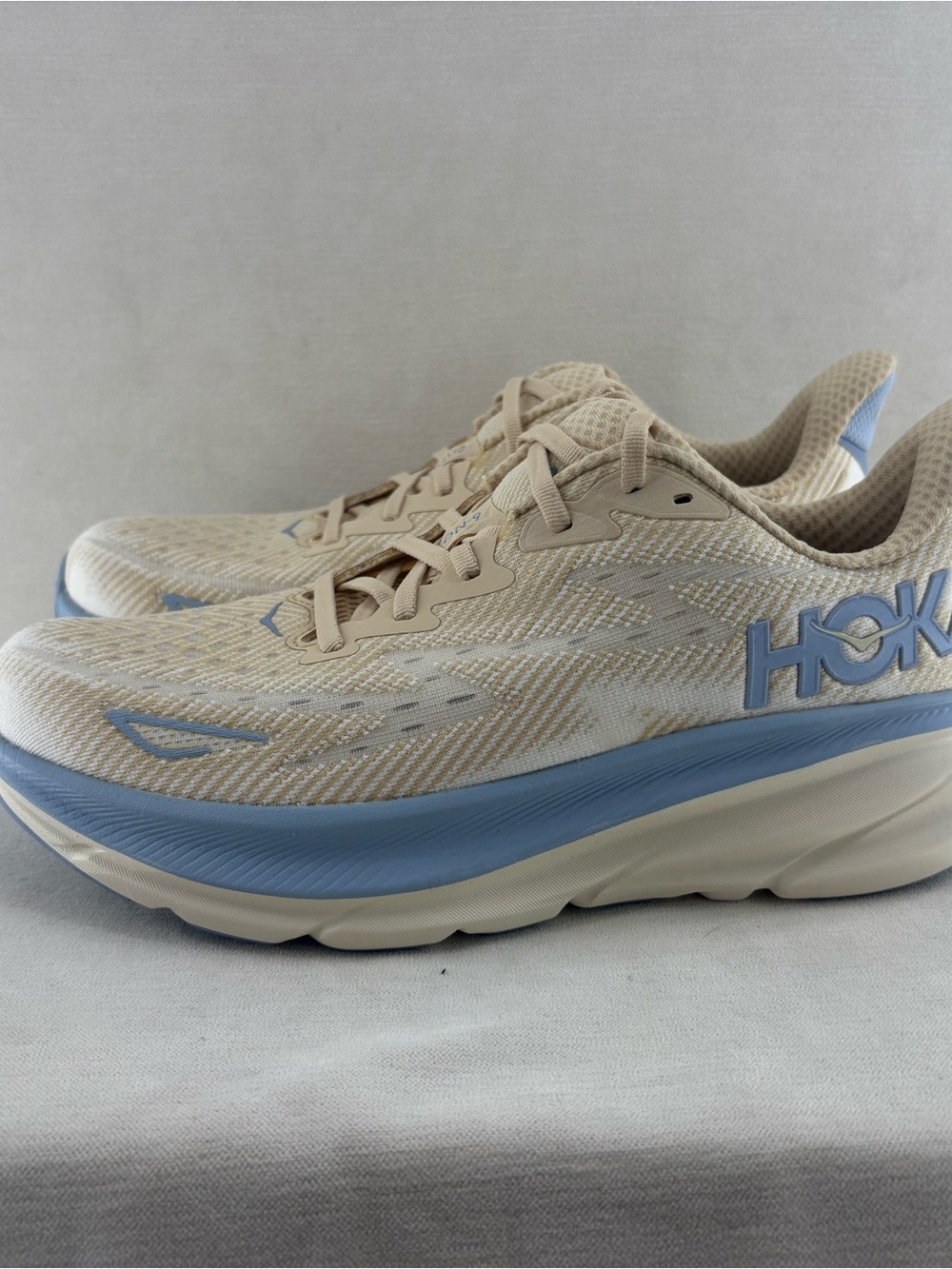 Hoka Clifton 9 men’s Sneakers in Beige and Light Blue size 9M NEW
